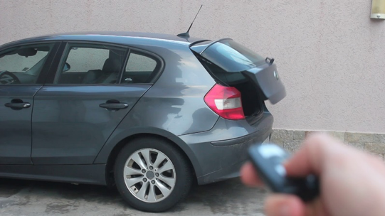 Автоматично отваряне на багажник от Prujinka.bg (BMW E87) - YouTube