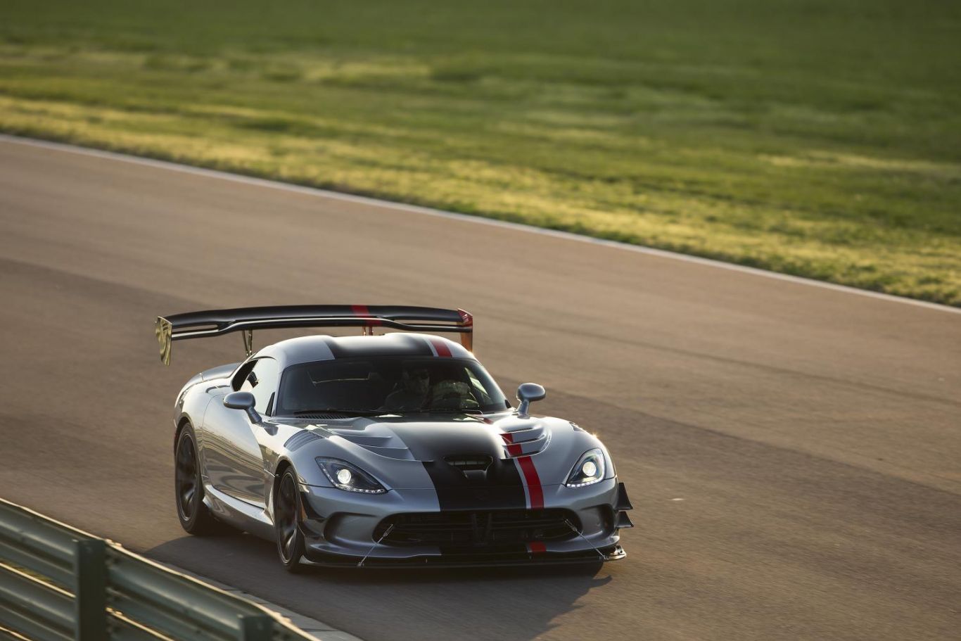 Новият Dodge Viper - нашия фаворит за ‚легални‘ улични състезания