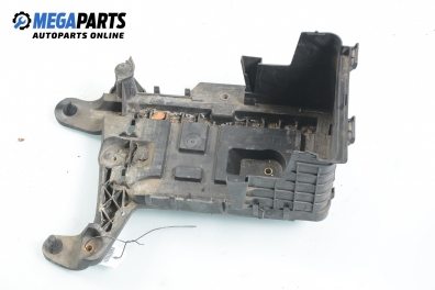 Кутия акумулатор за Volkswagen Golf V Hatchback (10.2003 - 02.2009), 4+1 вр., хечбек